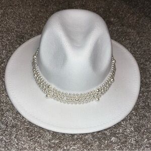 WHITE WIDE BRIM FEDORA WITH PEARL ACCENT